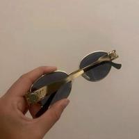 Occhiali da sole Celine con lenti nere e dettagli