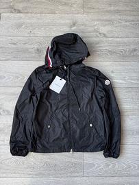 Giacca a vento Moncler di colore blu scuro/nero.