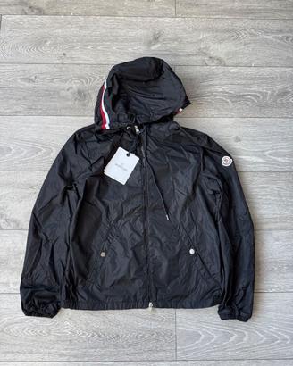 Giacca a vento Moncler di colore blu scuro/nero.
