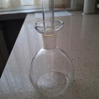 ampolla di vetro versa olio