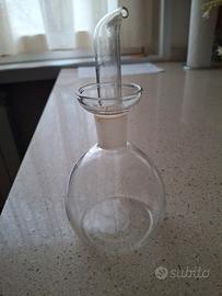 ampolla di vetro versa olio