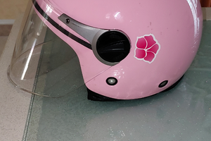 Casco rosa per moto