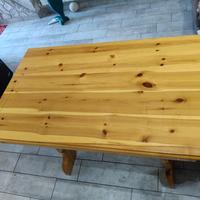 Tavolo in legno massello facilmente smontabile