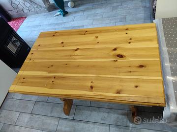Tavolo in legno massello facilmente smontabile