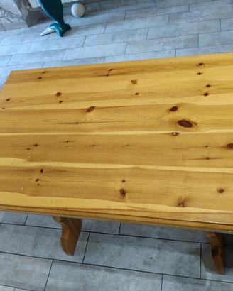 Tavolo in legno massello facilmente smontabile