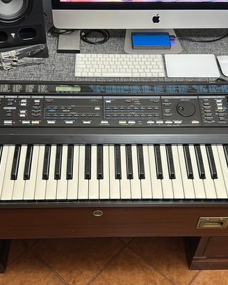 Roland E-30 Intelligent Syntetizer