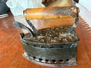 Ferro da stiro antico a carbone