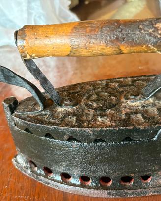 Ferro da stiro antico a carbone