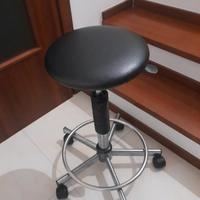 sgabello nero x parrucchieri 