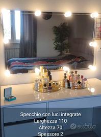 Specchio con luci integrate