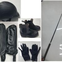 casco, ghette, stivali, guanti, frusta equitazione