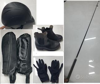 casco, ghette, stivali, guanti, frusta equitazione
