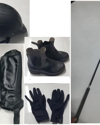 casco, ghette, stivali, guanti, frusta equitazione