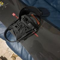 Tavola da snowboard e stivali