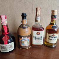 Bottiglie di liquori chiusi 