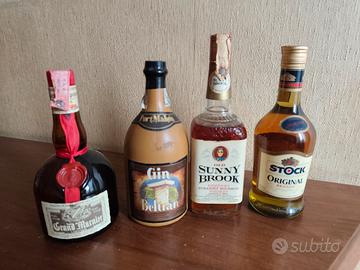 Bottiglie di liquori chiusi 