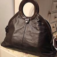 Borsa in pelle martellata e vernice 