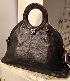 Borsa in pelle martellata e vernice 