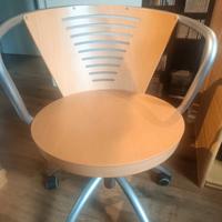 scrivania con sedia. Prezzo trattabile