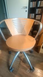 scrivania con sedia. Prezzo trattabile