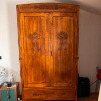 Armadio antico, mobile in legno chiaro