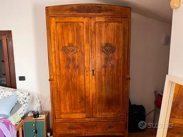 Armadio antico, mobile in legno chiaro