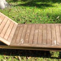 Lettino da giardino in legno massiccio