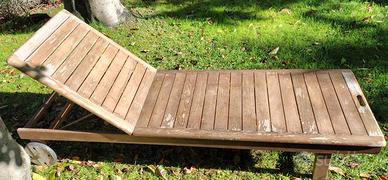 Lettino da giardino in legno massiccio