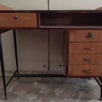 Tavolino con cassettiera