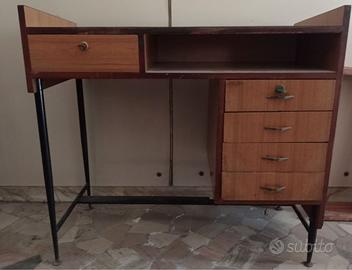 Tavolino con cassettiera