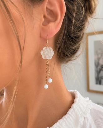 Orecchini pendenti rose bianche dettagli oro