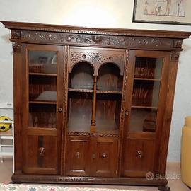 Mobile antico in legno massello intagliato.