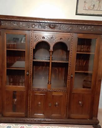 Mobile antico in legno massello intagliato.
