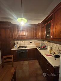 Cucina in legno massello completa e funzionale