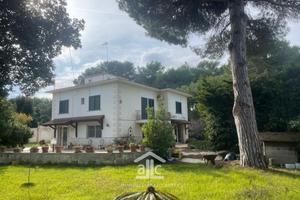 CASA INDIPENDENTE SU LOTTO DI 2000 MQ.