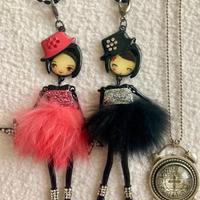 2 collane con bambolina + 1 collana gratis