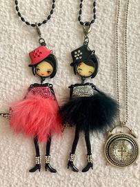 2 collane con bambolina + 1 collana gratis