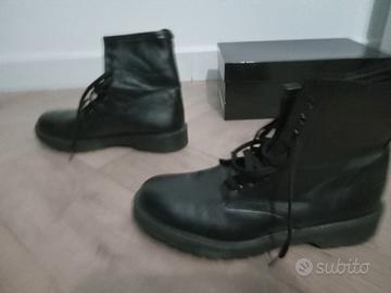 Anfibi uomo in pelle