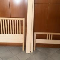 Coppia letti singoli color faggio.