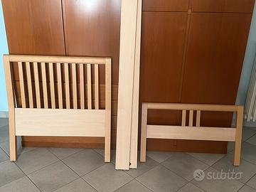 Coppia letti singoli color faggio.