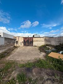 Capannone zona Epipoli con spiazzale