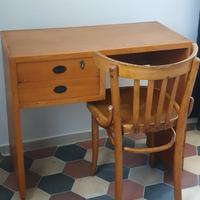 piccolo scrittoio con sedia