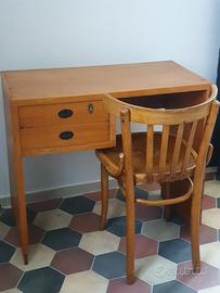 piccolo scrittoio con sedia