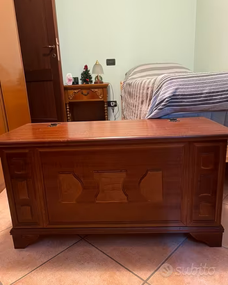 Cassapanca in legno massello con vano contenitore