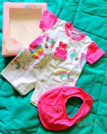 Cofanetto pagliaccetto 0-3 mesi con bavaglino 