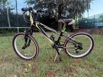 Bicicletta Rockies Verde, nera e bianca.