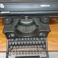 Macchina da scrivere Olivetti