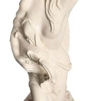 Statua in ceramica d'autore raffigurante una donna