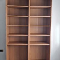 Mobile in legno. Scaffale multiuso con ripiani