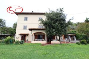 Villa di 407 m² con più di 5 locali e box auto dop
